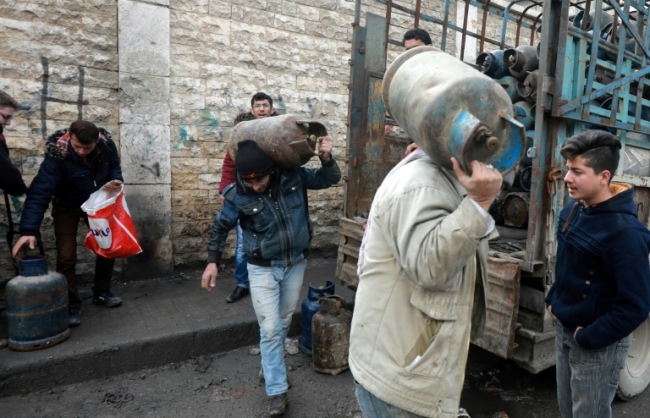 Esed rejiminin kontrolü altındaki bölgelerde yakıt sıkıntısı büyüyor