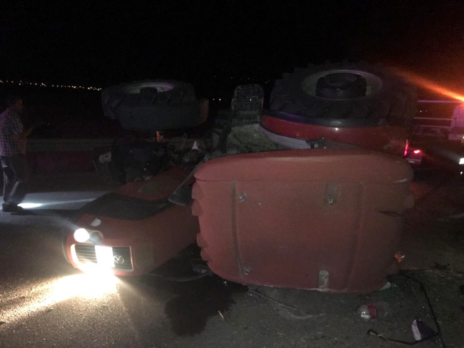 Afyonkarahisar'da yolcu otobüsü traktörle çarpıştı: 2 ölü