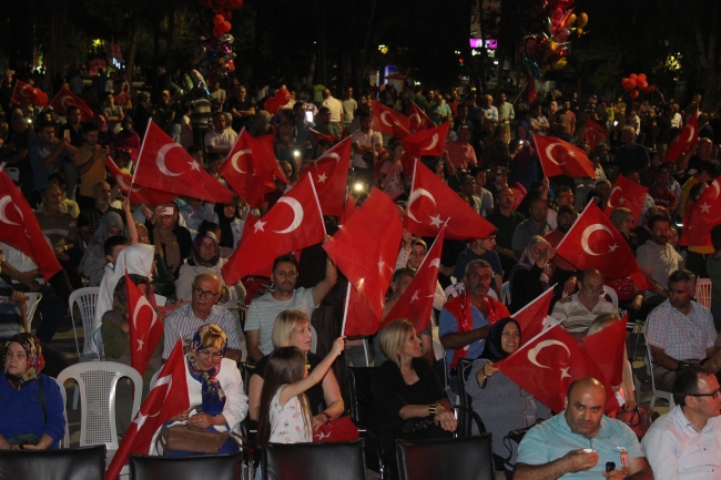 Milyonlar şehitler için meydanlara indi