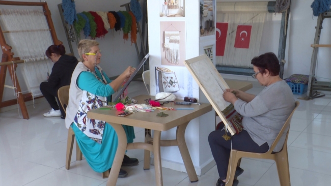 Çanakkale'de dokumacılığı canlandırmak için eski halı ve kilim desenleri öğretiliyor