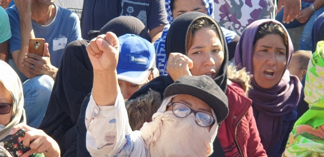 Mültecilerin Yunan hükümetini protestosunda kadınlar da, erkeklerle beraber saf tuttu.