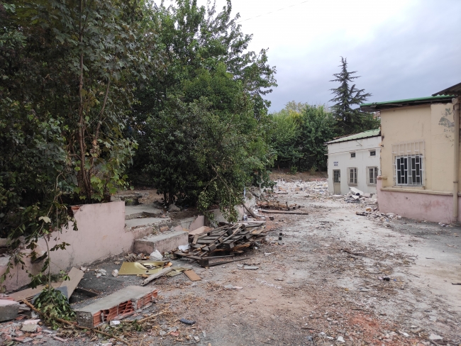 Rami Kuru Gıda Hali'nde boşaltılan dükkanlar yıkılıyor