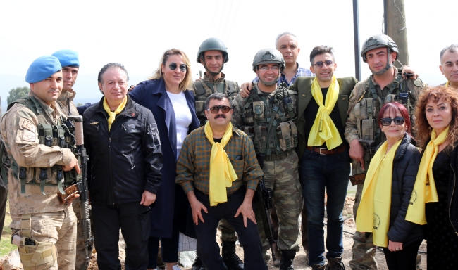 Tiyatrocular Mehmetçiğe destek için Suriye sınırında