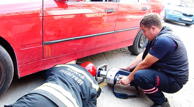 Otomobilin altına sıkışan köpeği itfaiye kurtardı