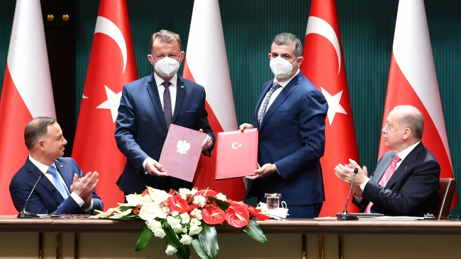 Polonya'nın Türkiye'den 24 adet Bayraktar TB-2 alımına ilişkin sözleşmenin imza töreninden bir kare.