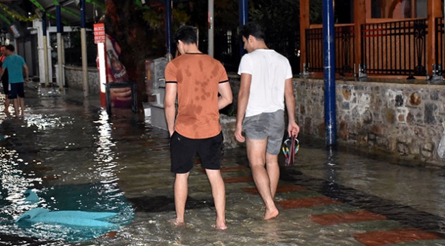 Marmaris'te sağanak hayatı olumsuz etkiledi