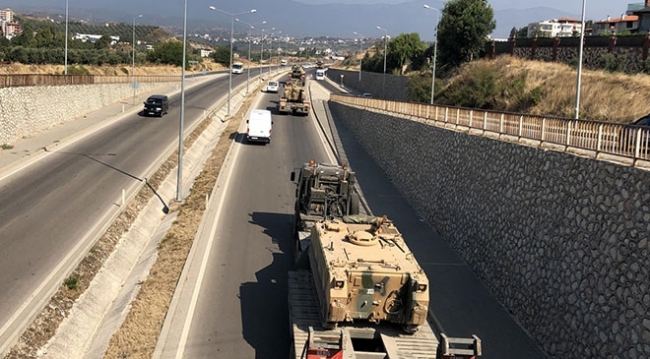 Suriye sınırına tank ve zırhlı araç sevkiyatı