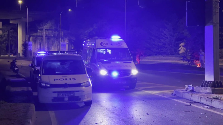 Bariyerlere çarpan otomobil takla attı