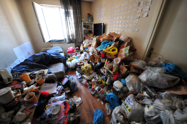 Çöp evde 1 yıldır odaya kilitlenmiş çocuk baygın bulundu