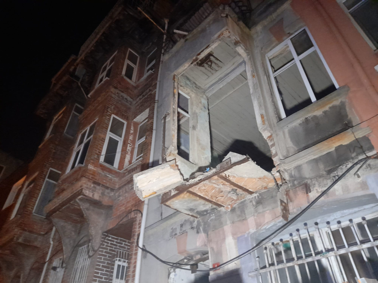 Fatih'te 3 katlı binada balkon çöktü