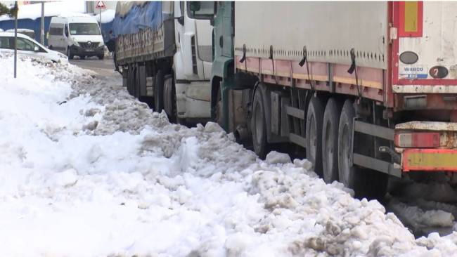 Hadımköy'de tırların 'kar' bekleyişi sürüyor