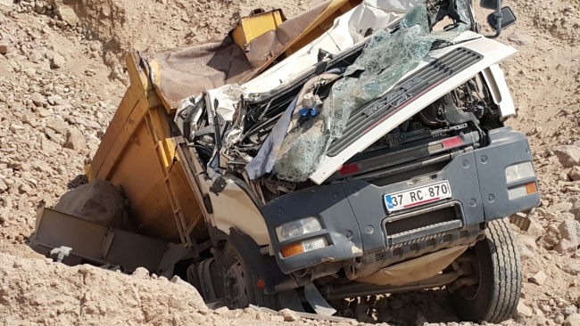 Hafriyat kamyonu 20 metre yükseklikten aşağı devrildi