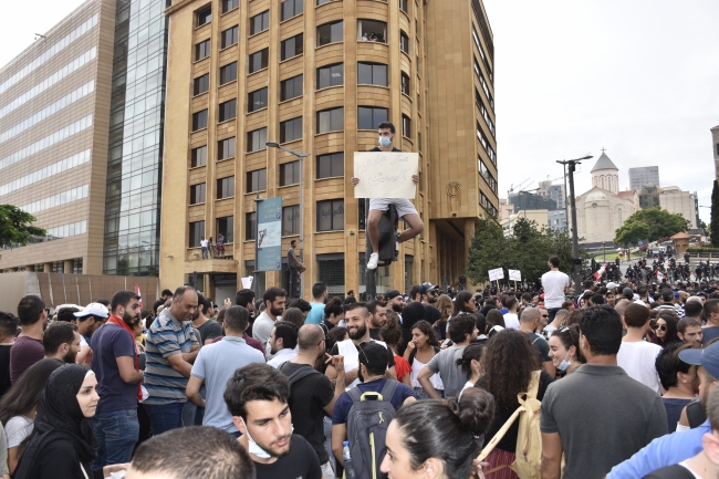 Lübnan'da WhatsApp vergisi bardağı taşıran son damla oldu
