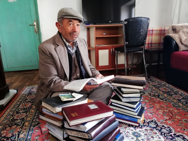 52 yıldır yazdığı günlükleriyle köyün yaşayan tarihi "Mürsel dede"