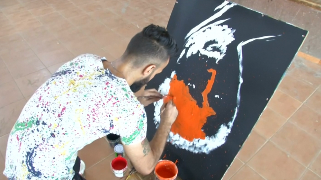 Mısırlı ressam baş aşağı portrelerini birkaç dakikada boyuyor