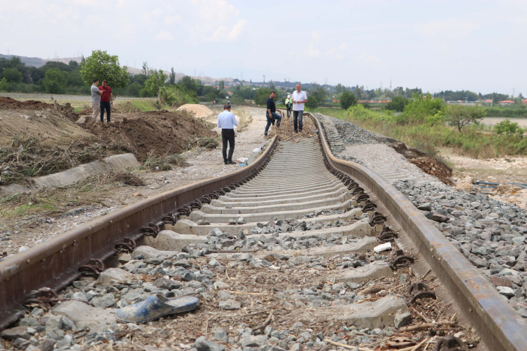 Selde tren hattı hasar gördü, olası faciayı vatandaşlar önledi