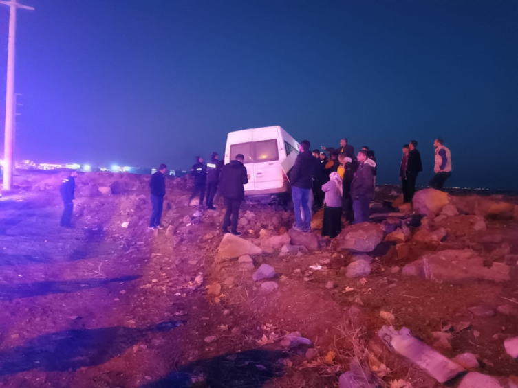 Diyarbakır’da inşaat işçilerini taşıyan minibüs tarlaya uçtu