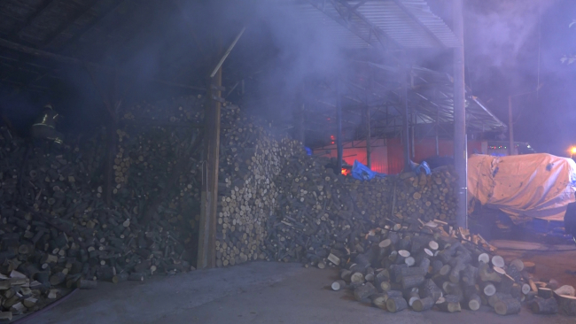 Bursa'da kömür depolama tesisinde yangın: Tonlarca odun ve kömür yandı