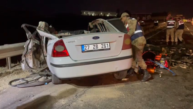 Tırla çarpışan otomobilin tavanı yırtıldı, motoru koptu: 2 ölü, 1 yaralı