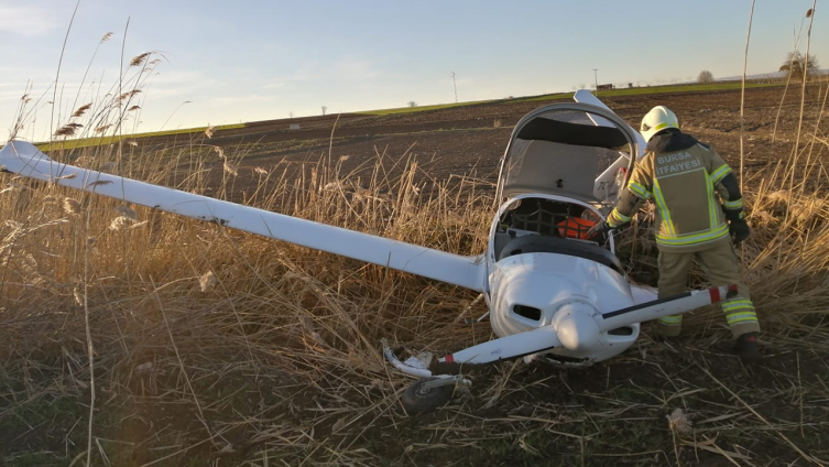 Bursa'da eğitim uçağı tarlaya zorunlu iniş yaptı