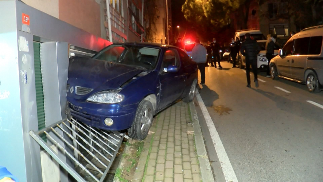 Kadıköy'de otomobil binanın duvarında asılı kaldı