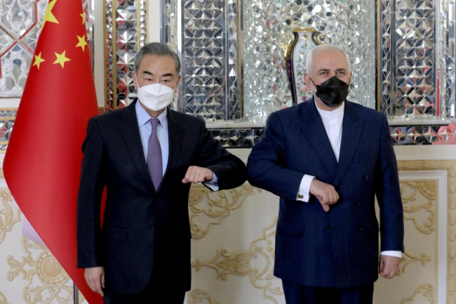 Dönemin İran Dışişleri Bakanı Muhammed Cevad Zarif  ve Çinli mevkidaşı Wang Yi (AP)