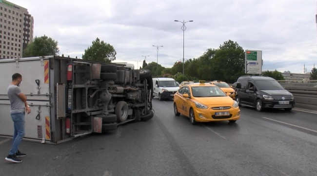 TEM Otoyolu'nda kamyonet devrildi: 2 yaralı