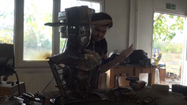 Üniversite öğrencisi hurda malzemeleri sanat eserine dönüştürüyor