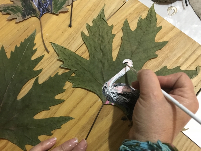 Kurumuş ağaç yapraklarından sanat eserlerine
