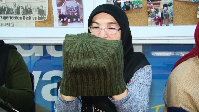 Sakaryalı annelerden Mehmetçik için yün bere