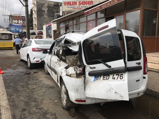 Belediye otobüsü refüje çarparak ikiye ayrıldı: 4 yaralı