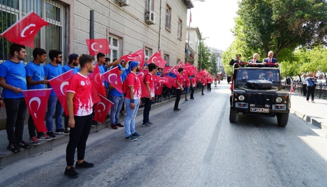 Komandoların Zeybek oyunu Zafer Bayramı'na damga vurdu