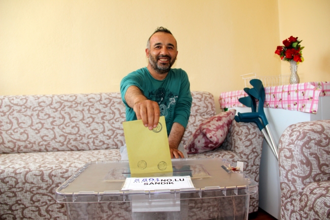 Hasta ve engelli seçmenler "seyyar sandık" ile oy kullanıyor