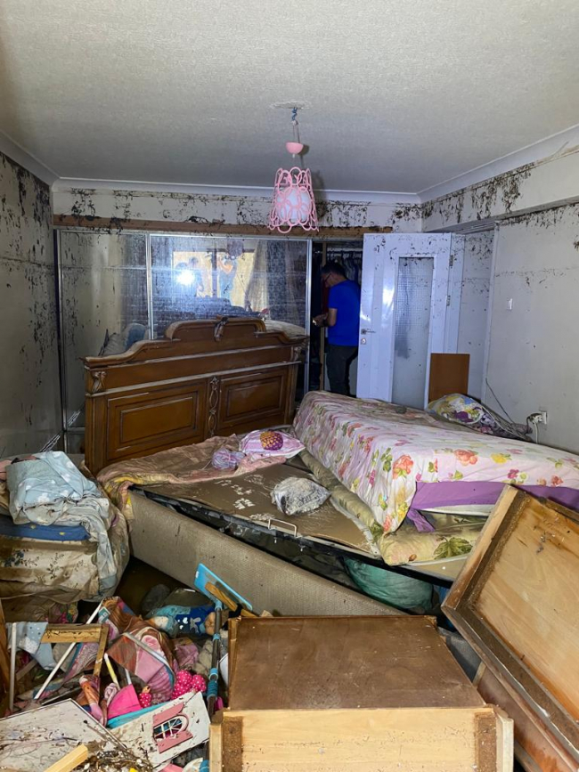 Elbisesini değiştirmek için girdiği evde sele yakalanıp can verdi