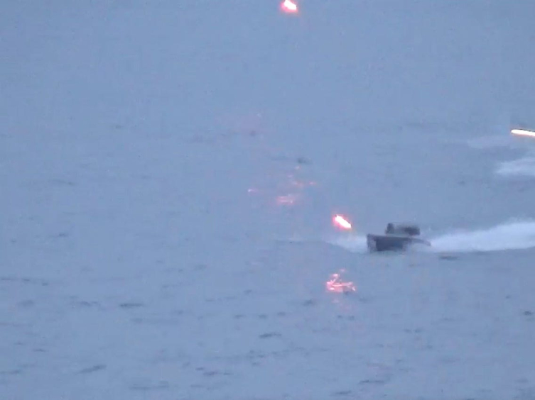 Rus gemisine doğru ilerleyen insansız deniz aracı son anda engellendi.