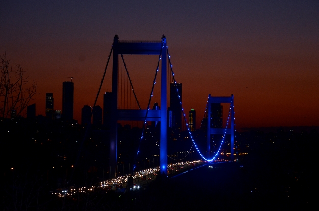 İstanbul'un simge yapıları maviye büründü