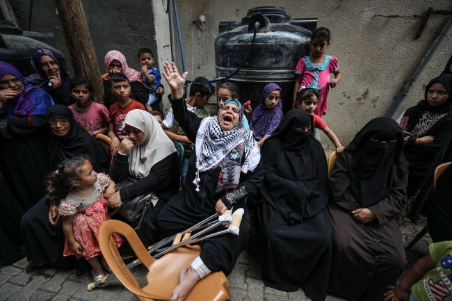 İsrail'in şehit ettiği gönüllü hemşire Rezzan en-Neccar son yolculuğuna uğurlandı