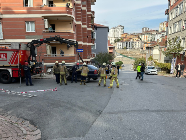 Minibüsle çarpışan otomobil binanın balkonuna düştü