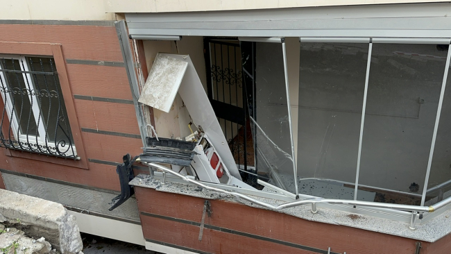 Minibüsle çarpışan otomobil binanın balkonuna düştü