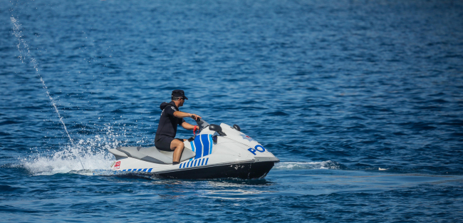 Denize düşen muhabbet kuşu jet ski ile kurtarıldı