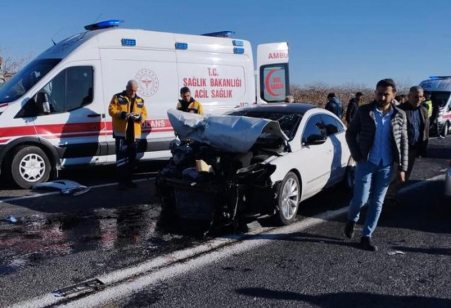 Şanlıurfa'da iki otomobil çarpıştı: 3 ölü