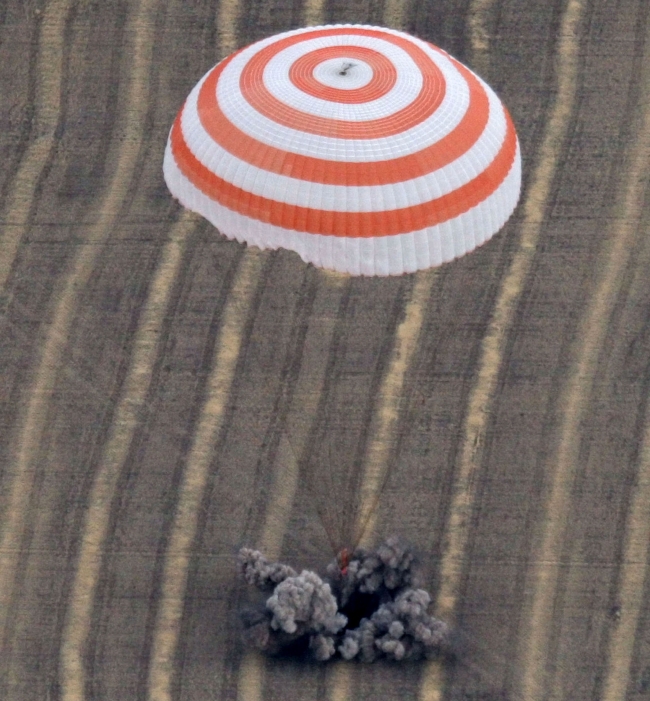 UUİ'de görev yapan 3 astronot dünya'ya döndü