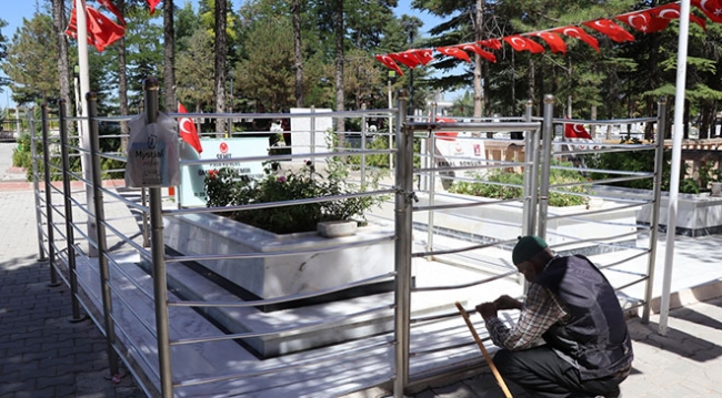 Kahraman şehit Halisdemir'in kabrine ziyaretçi akını