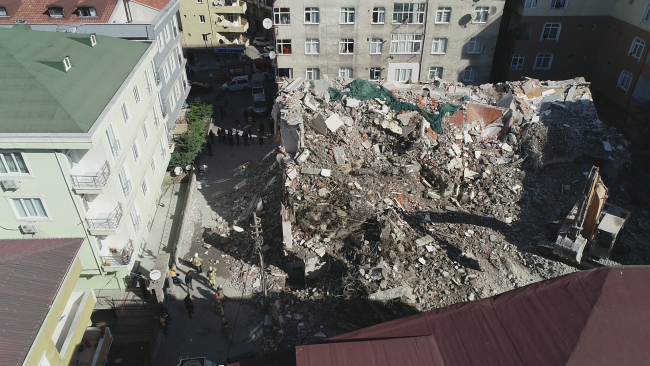 Küçükçekmece'de yıkımı yapılan bina çöktü