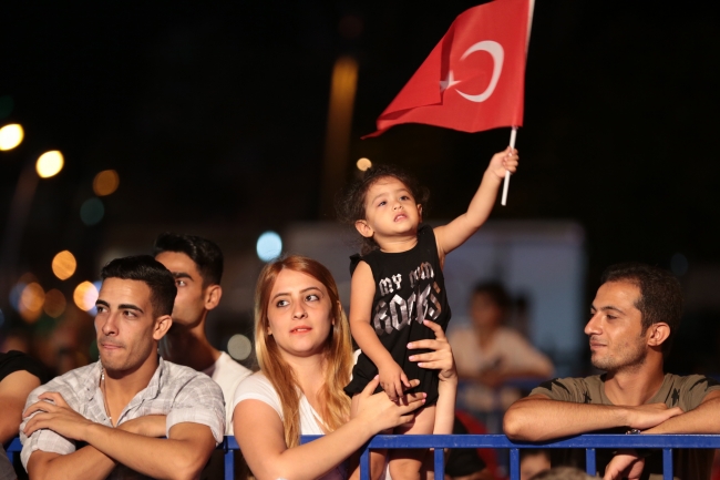 Milyonlar şehitler için meydanlara indi