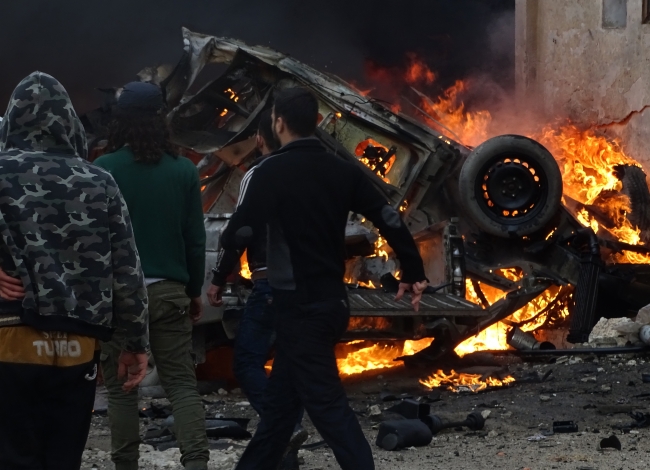 Esed rejimi İdlib'de yine sivil yerleşim yerlerini vurdu