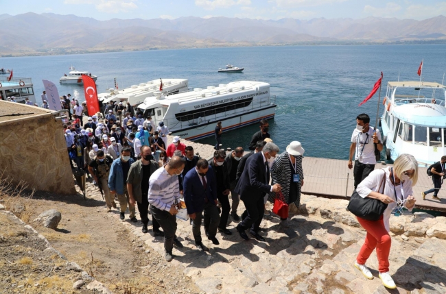 150 büyükelçi ve diplomat Akdamar Adası'nı gezdi