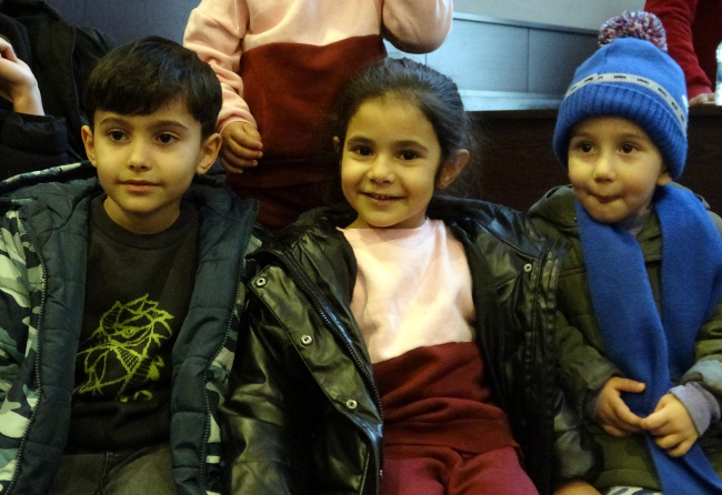 Depremzede çocuklara tiyatro oyunu düzenlediler