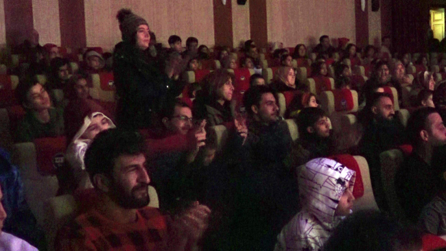 Depremzede çocuklara tiyatro oyunu düzenlediler