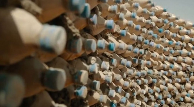 Mülteci kamplarında plastik şişeler ile ev inşa ediyor